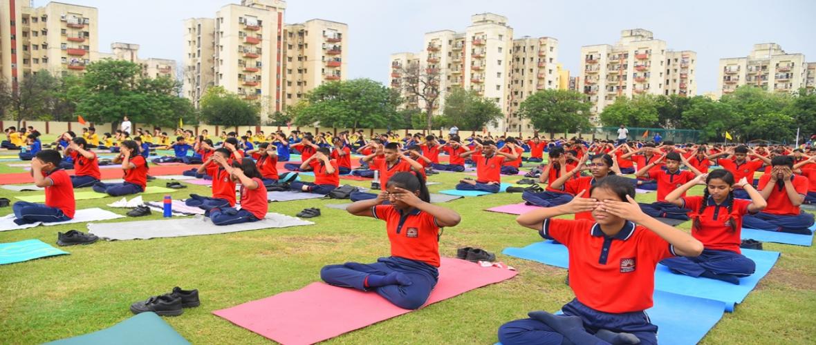On the occasion of 9th International Day of Yoga, Commissioner, KVS Smt. Nidhi Pandey performs Yoga with students of KV No. 1 Delhi Cantt.